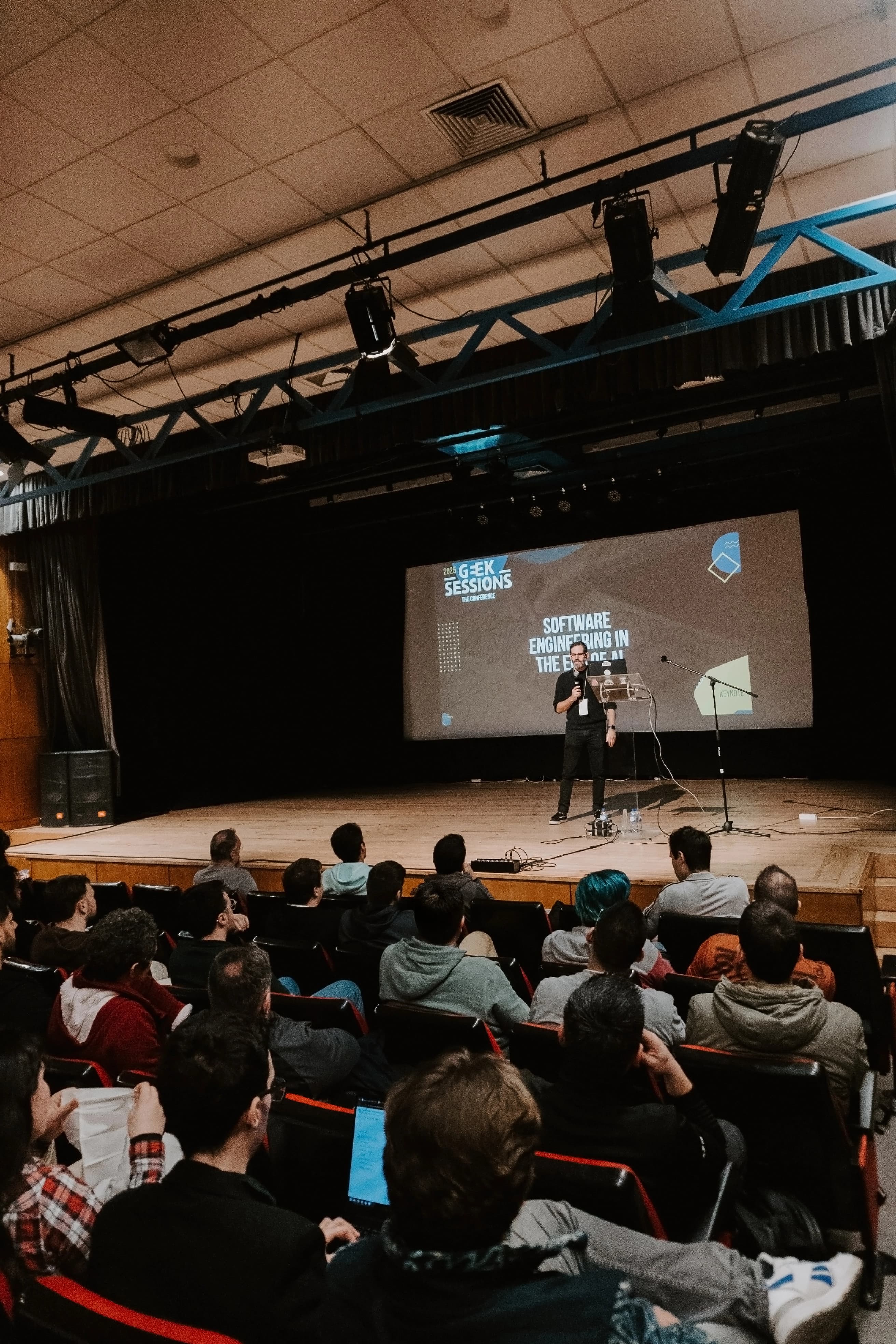 Wide angle shot of the main conference hall during a session at GeekSessionsConf 2025
